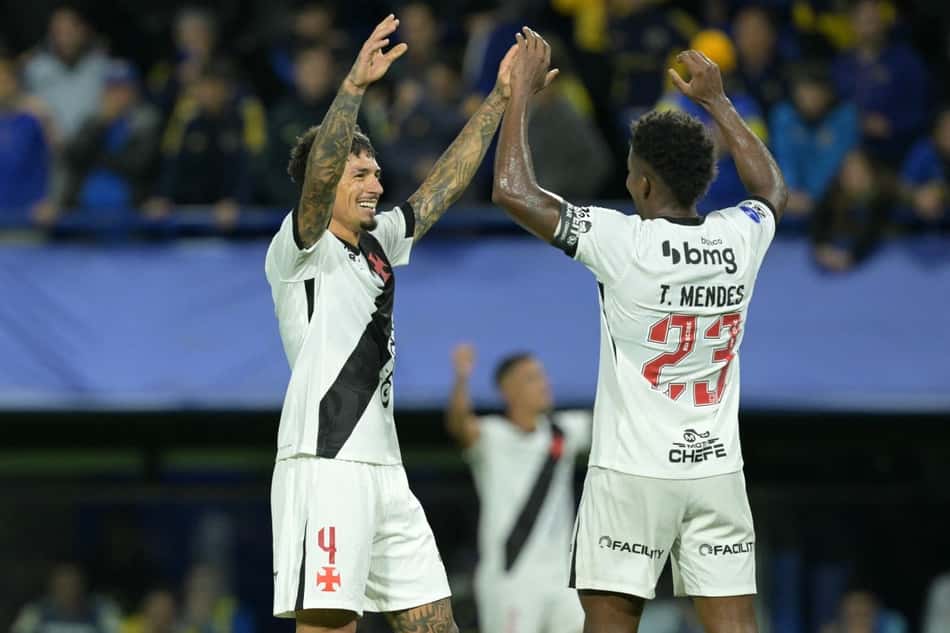 Saldivia e Thiago Mendes celebram o triunfo do Vasco sobre o Boca