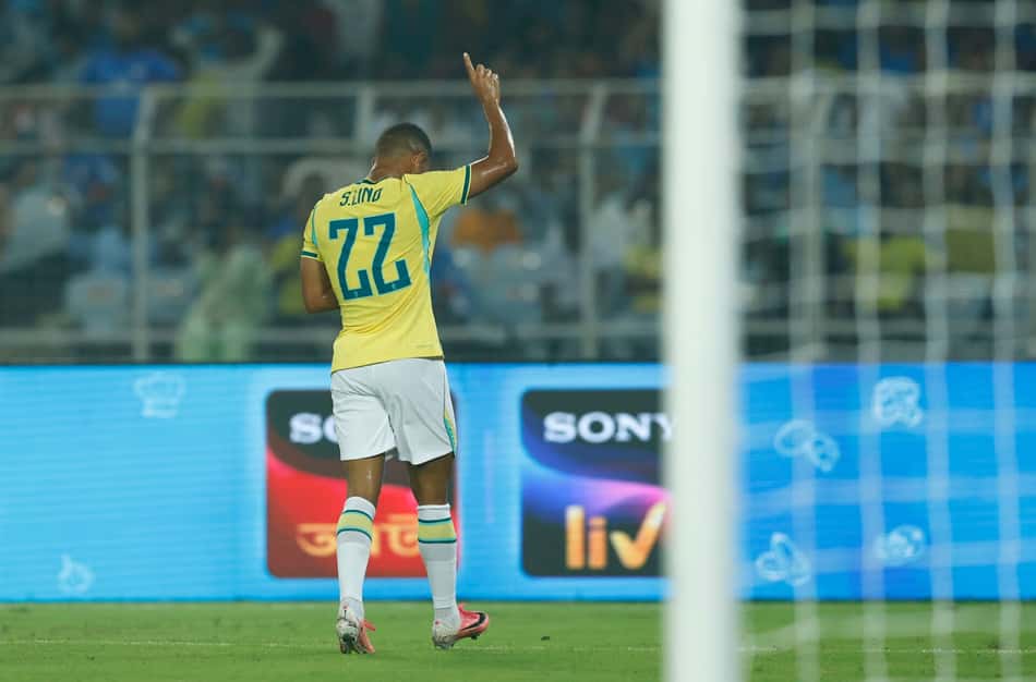 Samuel Lino celebra um de seus gols nos 4 a 0 do Brasil sobre a Índia