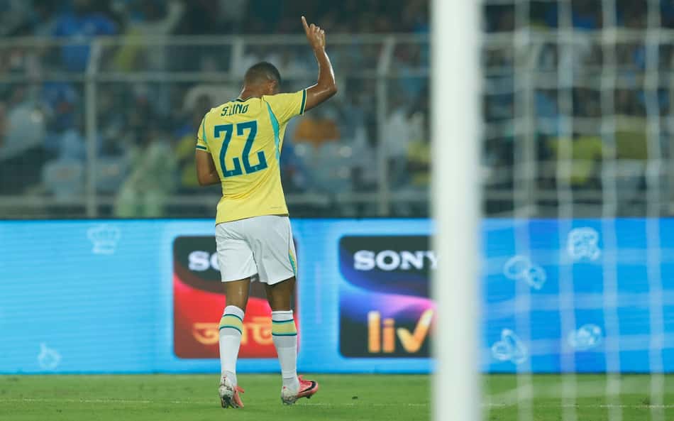 Samuel Lino celebra um de seus gols nos 4 a 0 do Brasil sobre a Índia
