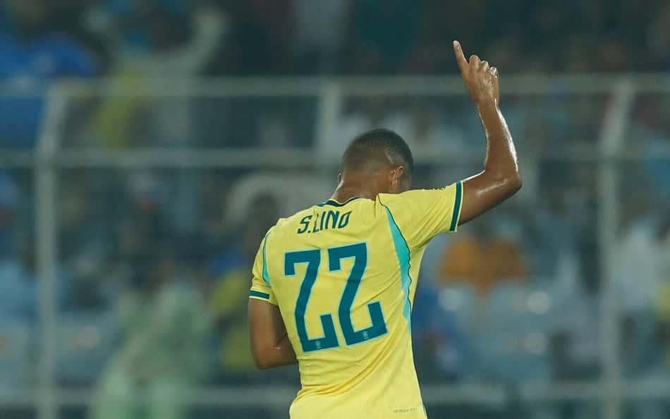 Samuel Lino celebra um de seus gols nos 4 a 0 do Brasil sobre a Índia