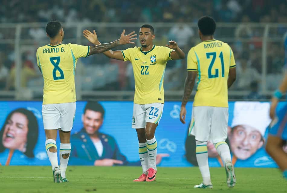 Samuel Lino celebra um de seus gols nos 4 a 0 do Brasil sobre a Índia