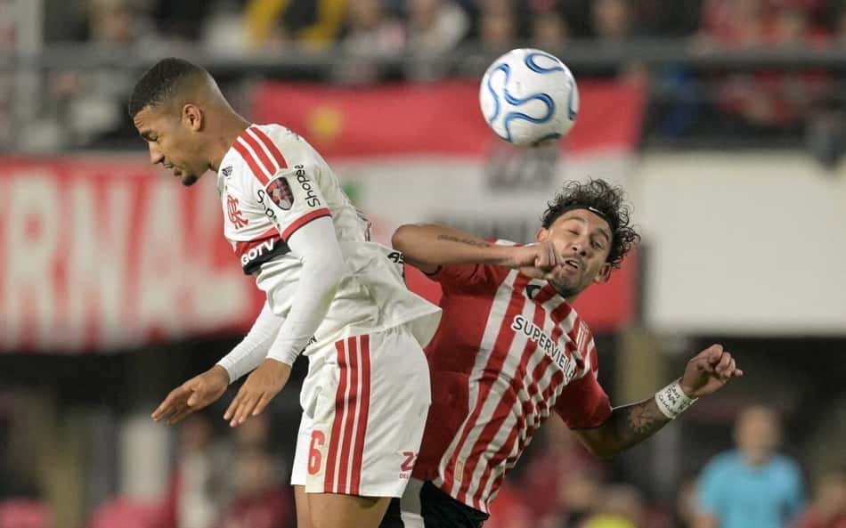 Possível pênalti em Estudiantes x Flamengo gera revolta: 'Assalto'