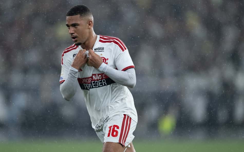 Samuel Lino comemora gol pelo Flamengo
