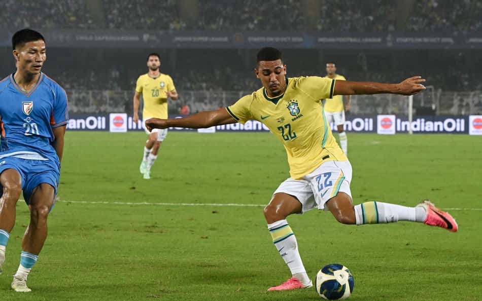 Samuel Lino am ação contra a índia em amistoso pela Seleção Brasileira