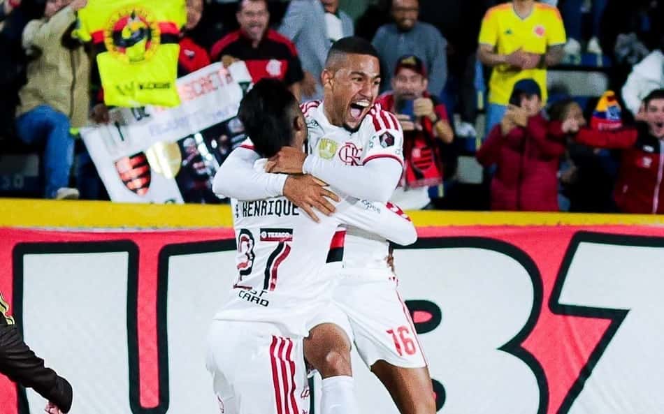 Samuel Lino e Bruno Henrique comemoram gol do Flamengo