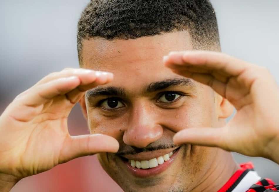 Samuel Lino comemora o gol da vitória do Flamengo sobre o Remo