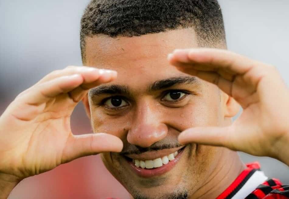 Samuel Lino comemora o gol da vitória do Flamengo sobre o Remo