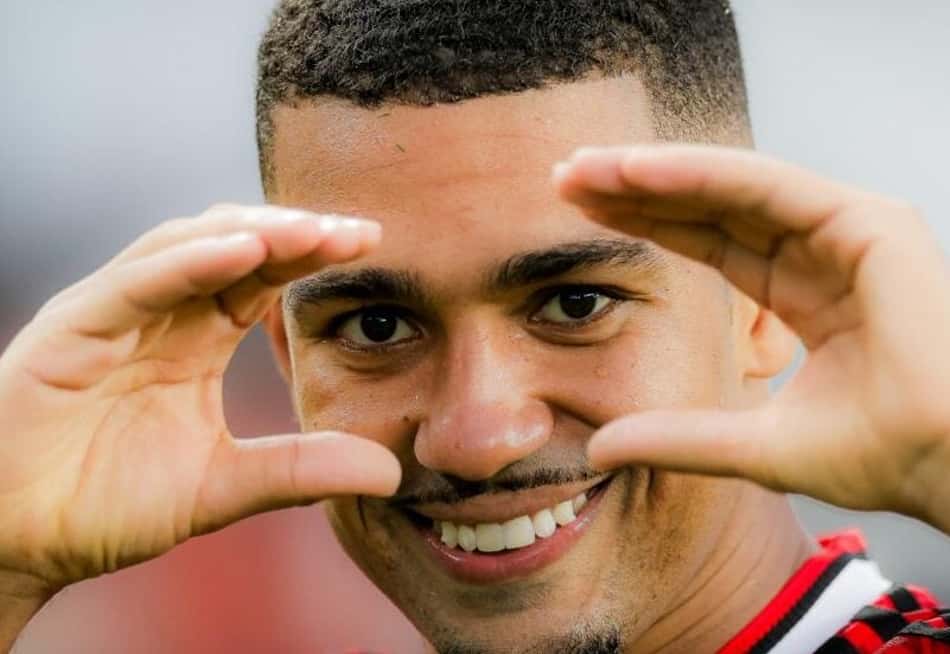 Samuel Lino comemora o gol da vitória do Flamengo sobre o Remo