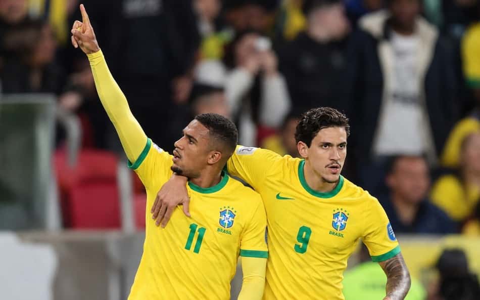 Samuel Lino e Pedro com a camisa da Seleção