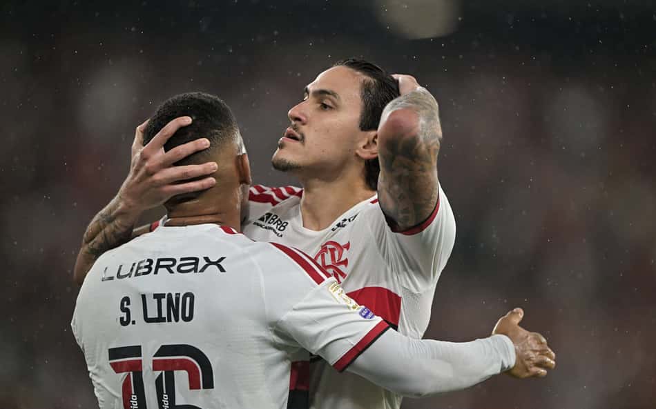 RJ - RIO DE JANEIRO - 29/10/2026 - BRASILEIRO A 2026, VASCO X FLAMENGO - Pedro jogador do Flamengo comemora seu gol com Samuel Lino jogador da sua equipe durante partida contra o Vasco no estadio Engenhao pelo campeonato Brasileiro A 2026.