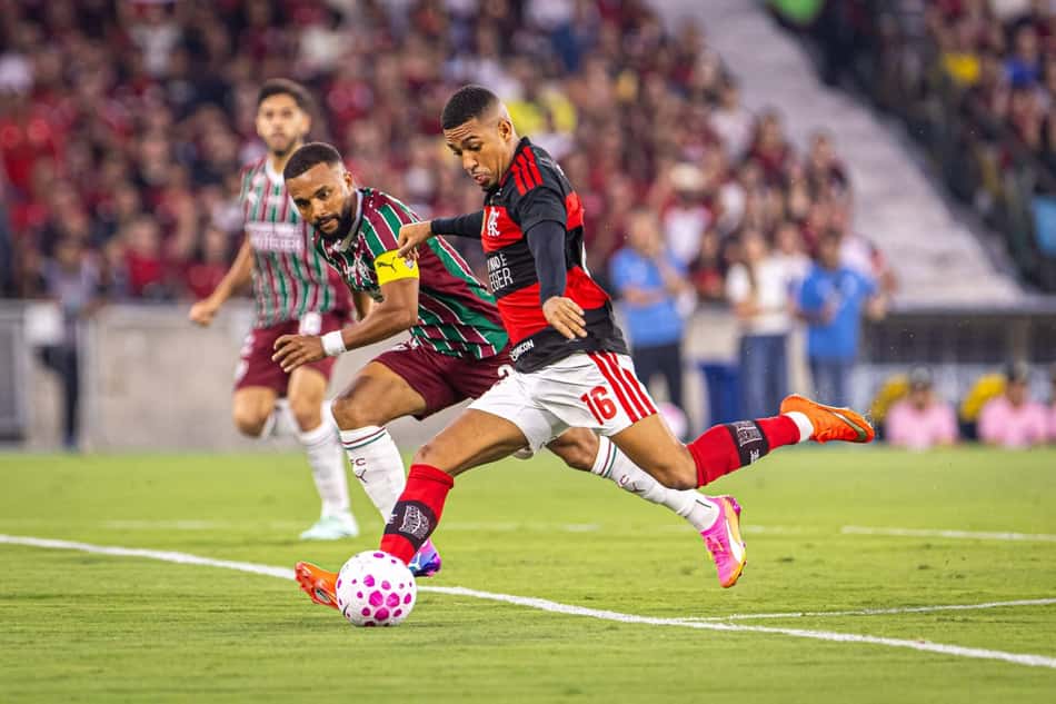 Samuel Lino é acompanhado por Samuel Xavier no Fla-Flu pelo Brasileirão