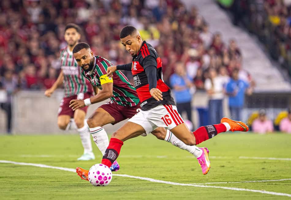 Samuel Lino é acompanhado por Samuel Xavier no Fla-Flu pelo Brasileirão