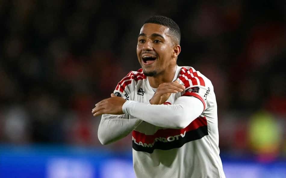 Samuel Lino gesticula no empate entre Flamengo e Estudiantes
