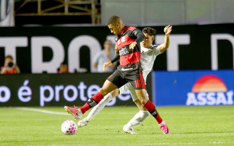 Samuel Lino em ação durante Santos e Flamengo, pelo Campeonato Brasileiro