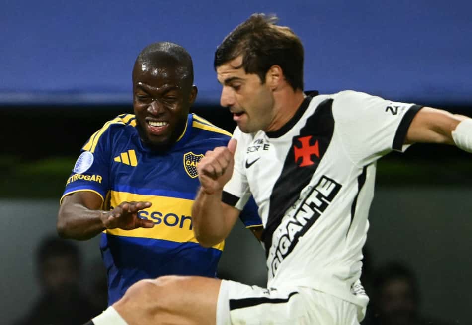 Santiago Sosa em ação pelo Vasco contra o Boca Juniors