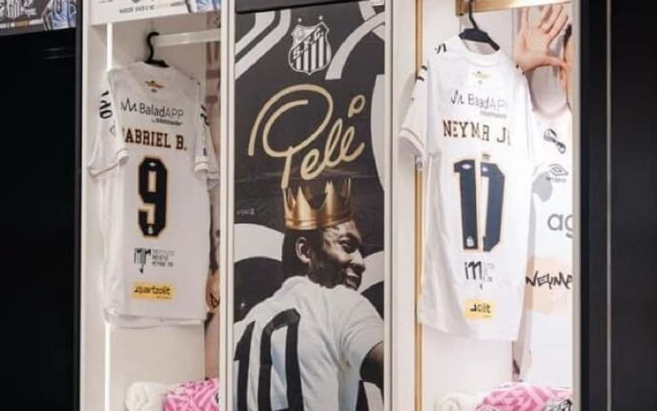 Camisa de Neymar e Gabigol pendurada no vestiário antes da partida contra o Bahia, neste sábado (24).