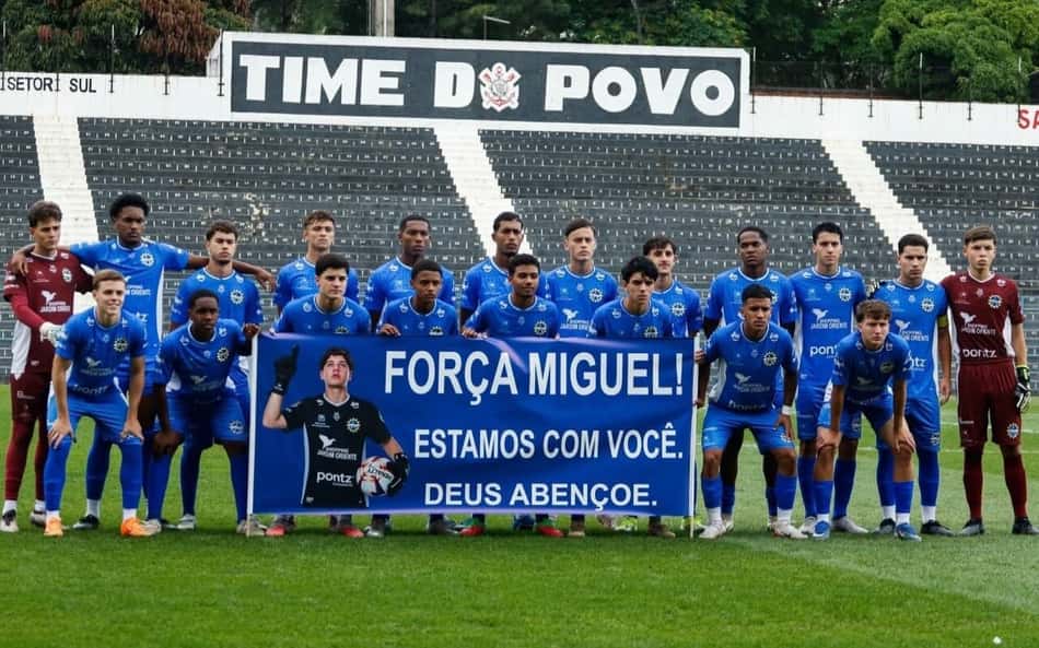 São José: elenco de futebol em grupo com faixa FORÇA MIGUEL! ESTAMOS COM VOCÊ. DEUS ABENÇOE.