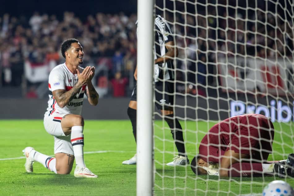 Luciano lamenta chance perdida durante partida entre São Paulo e Santos, jogo atrasado válido pela 21ª rodada do Brasileirão, realizada na noite desta sexta-feira (02) no MorumBIS, em São Paulo, SP.