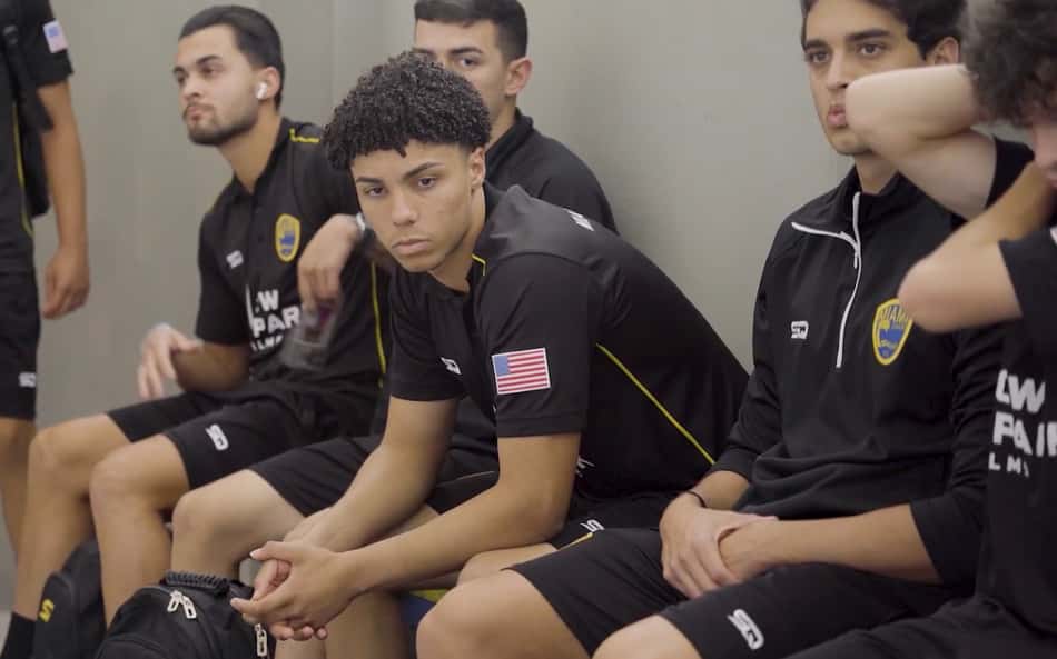 Sartori observa as orientações antes de partida na Grécia