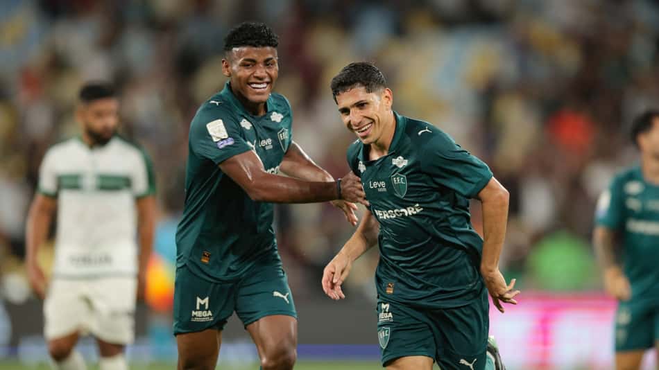 Savarino comemora gol na vitória do Fluminense sobre o Coritiba