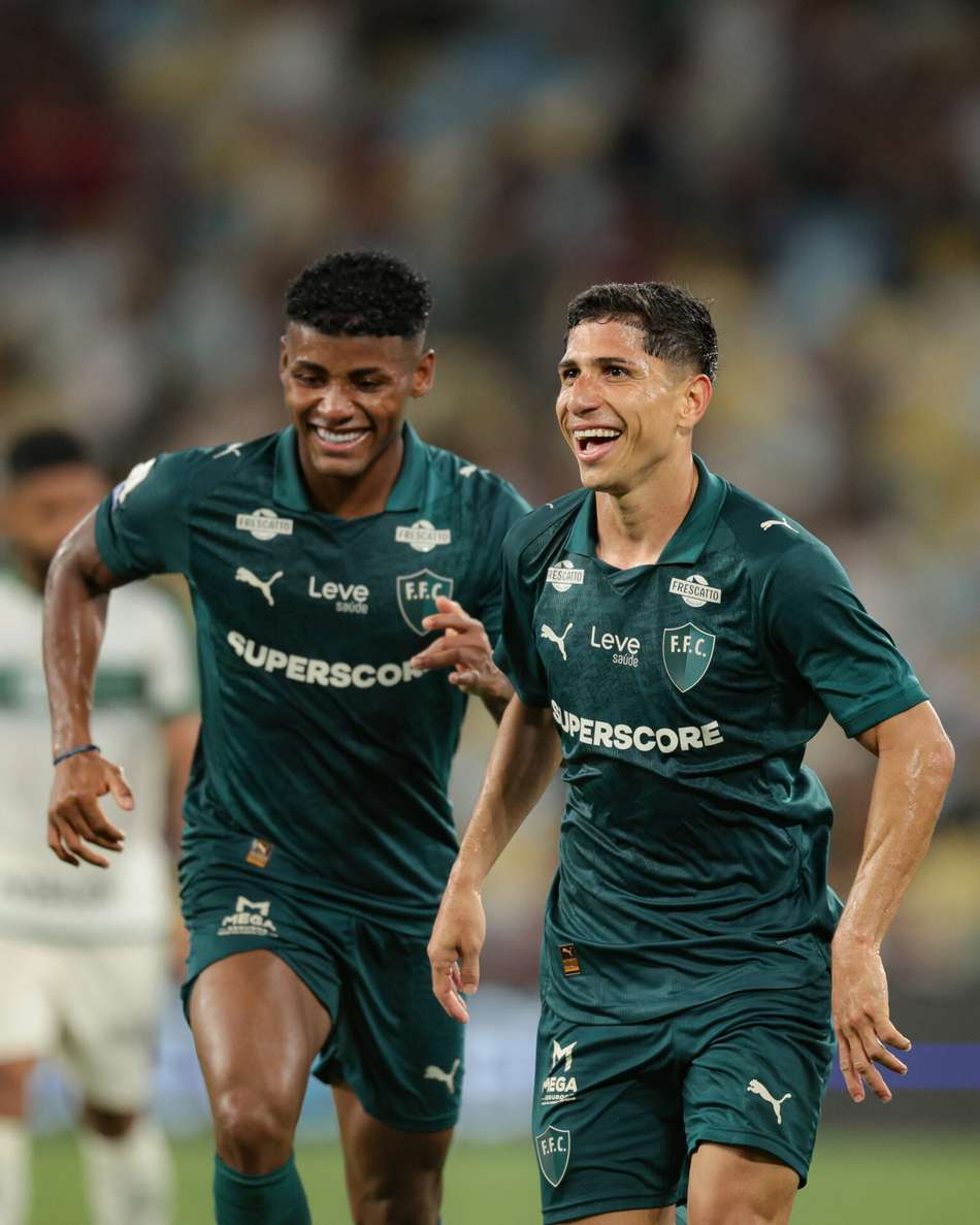 Savarino comemora gol na vitória do Fluminense sobre o Coritiba