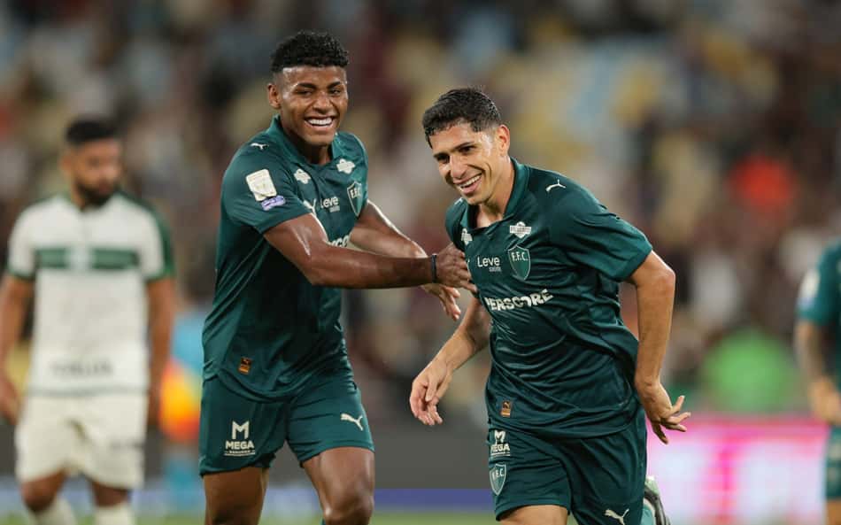 Savarino comemora gol na vitória do Fluminense sobre o Coritiba