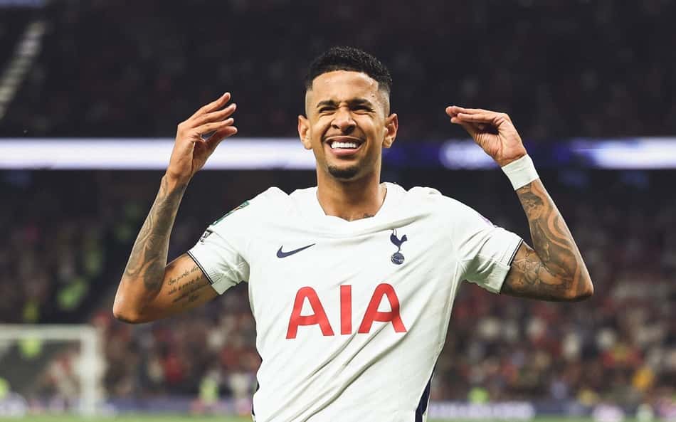 Savinho comemorando o seu primeiro gol com a camisa do Tottenham, na Copa da Liga Inglesa