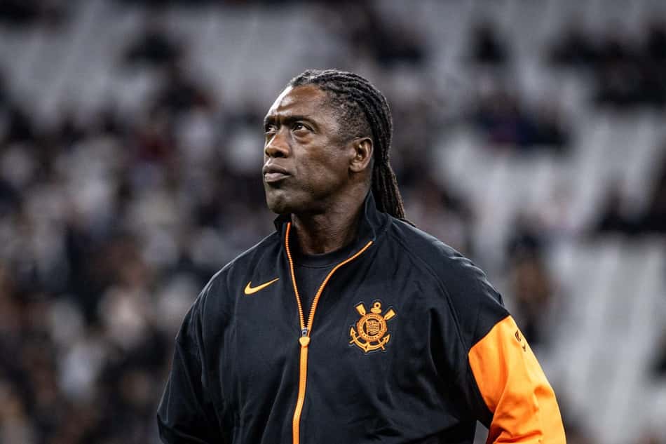 Clarence Seedorf, técnico holandês, em casaco preto com detalhes laranja do Corinthians.