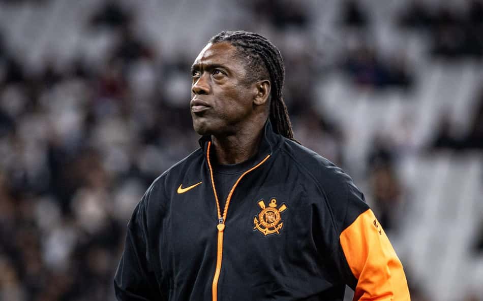 Clarence Seedorf, técnico holandês, em casaco preto com detalhes laranja do Corinthians.