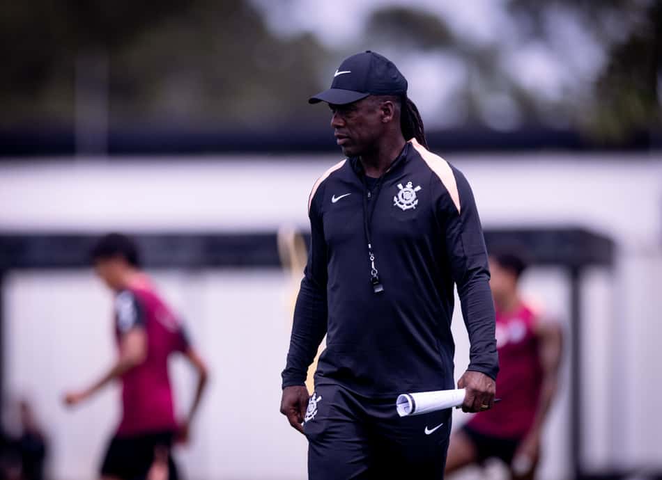 Seedorf orientado jogadores em treino do Corinthians