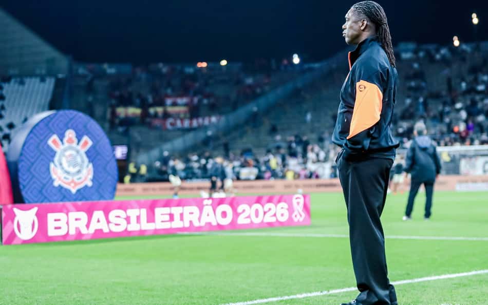 Seedorf na beira do gramado antes de Corinthians e Vitória, pelo Campeonato Brasileiro