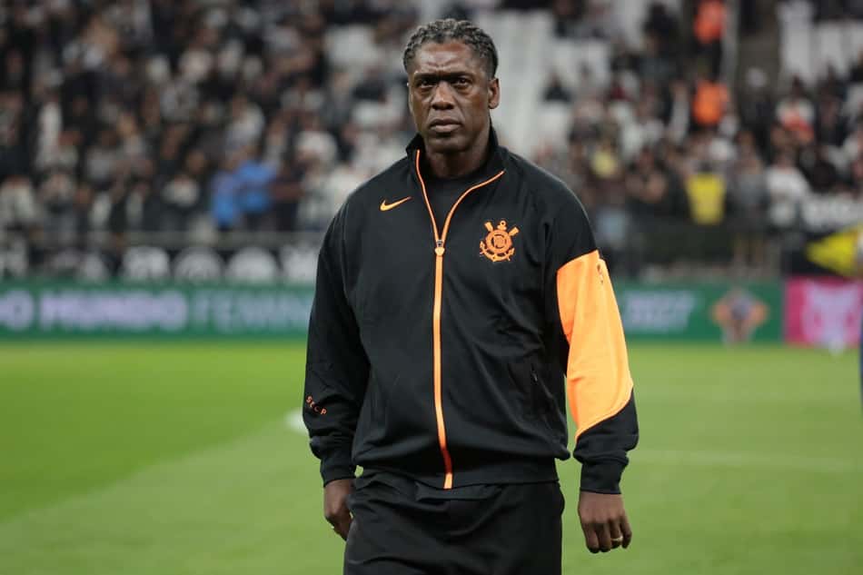 Clarence Seedorf acompanha Corinthians x Vitória das arquibancadas da Neo Química Arena