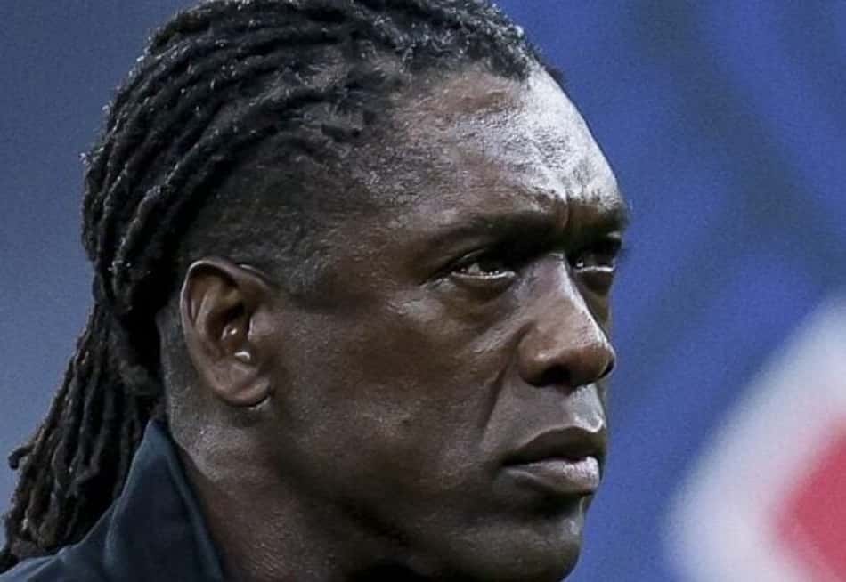 Seedorf e escudo do Corinthians ao fundo