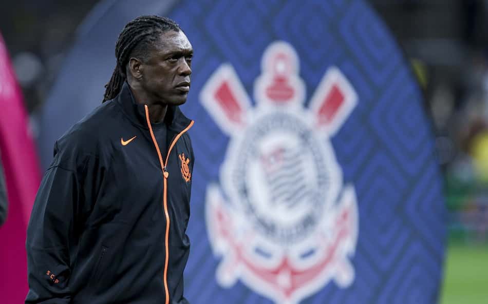 Seedorf e escudo do Corinthians ao fundo