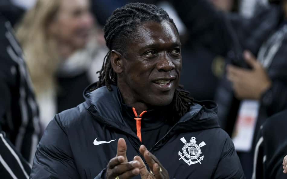 Seedorf com agasalho do Corinthians