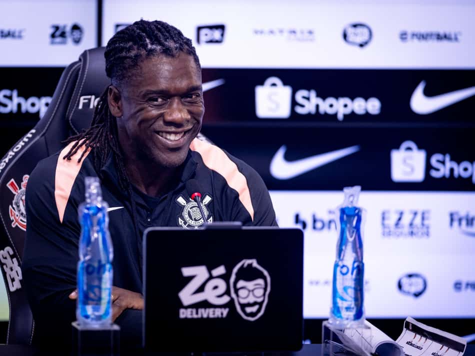 Clarence Seedorf sorri em foto