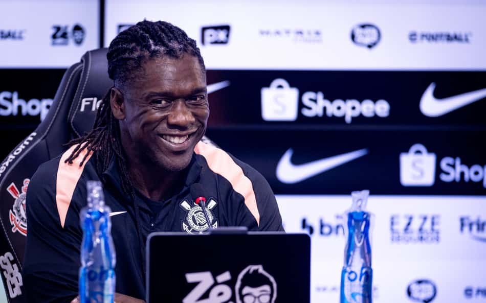 Clarence Seedorf sorri em foto