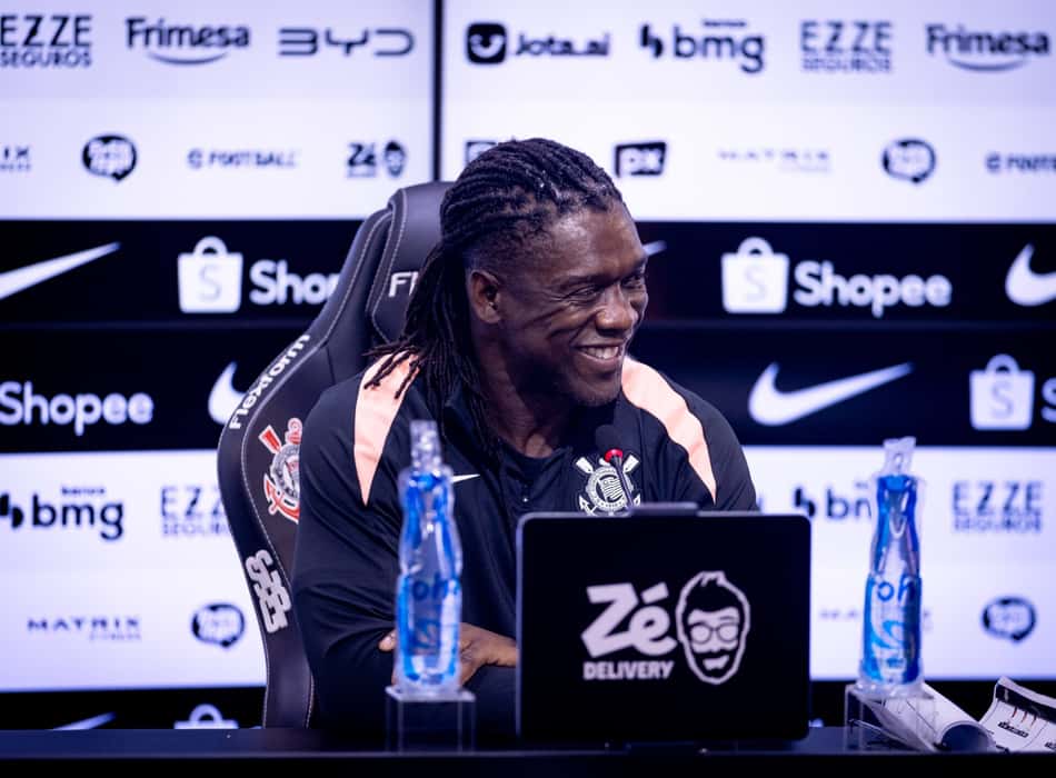 Clarence Seedorf sorri em foto