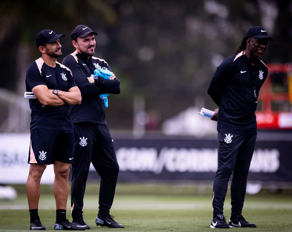Clarence Seedorf com a comissão técnica do Corinthians durante treino