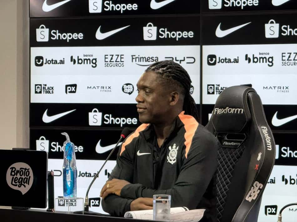 Clarence Seedorf durante coletiva