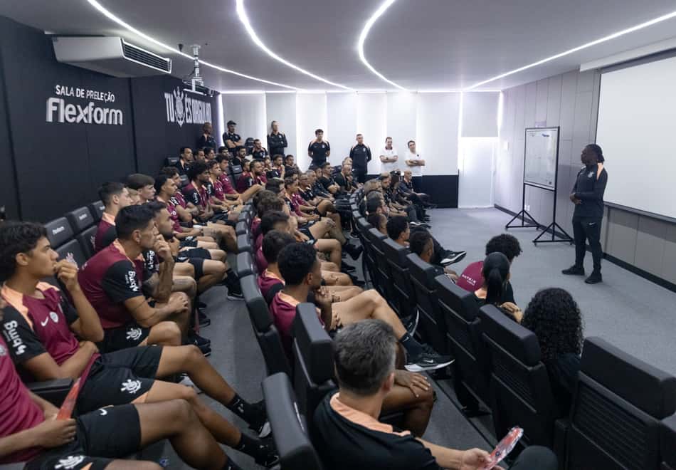 Clarence Seedorf durante apresentação ao Corinthians