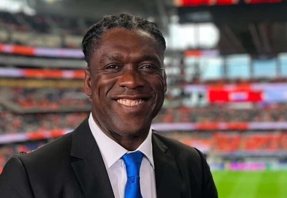 Seedorf em estádio de futebol