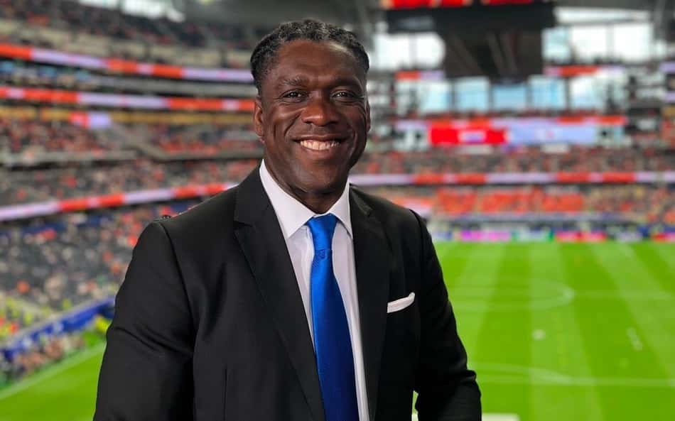 Seedorf em estádio de futebol