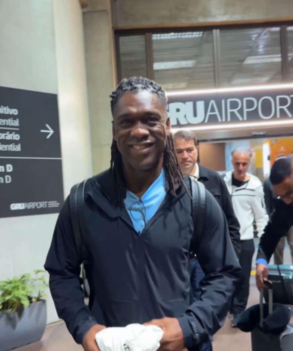 Seedorf com a camisa do Corinthians em mãos (Foto: Reprodução)