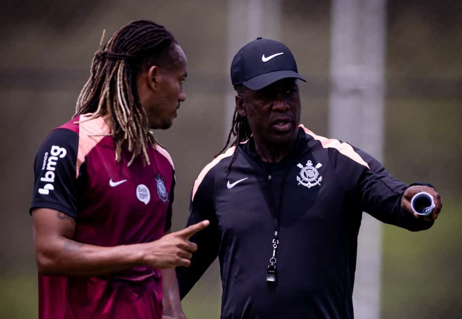 Seedorf conversa com Carrillo durante treino do Corinthians.
