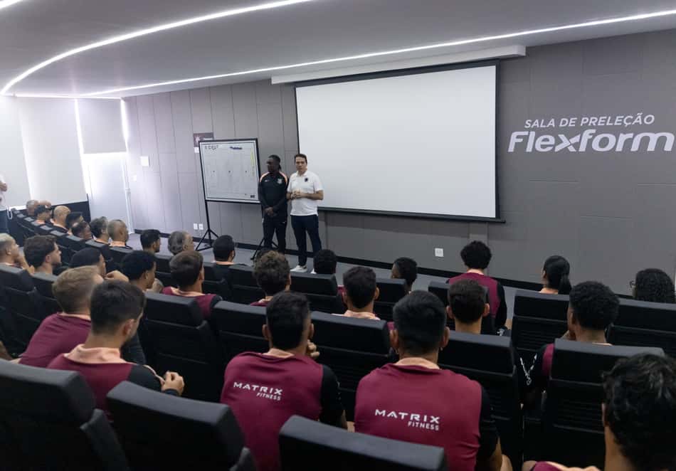 Seedorf e Marcelo Paz em conversa com jogadores do Corinthians