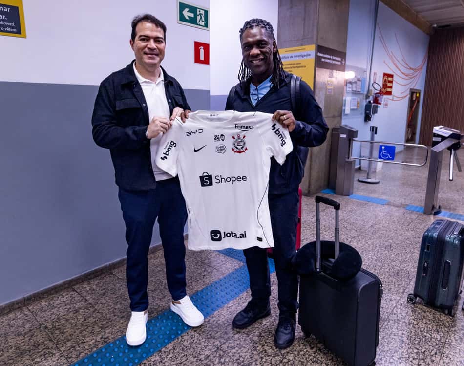 Seedorf exibe a camisa do Corinthians ao lado do dirigente Marcelo Paz
