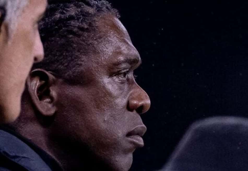 Seedorf observa o empate do Corinthians com o Vitoria
