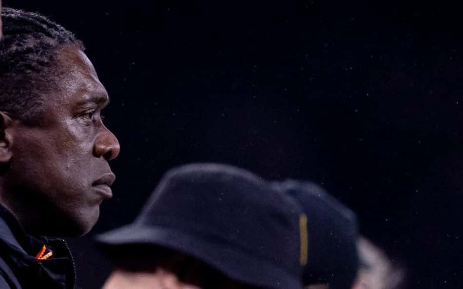 Seedorf observa o empate do Corinthians com o Vitoria
