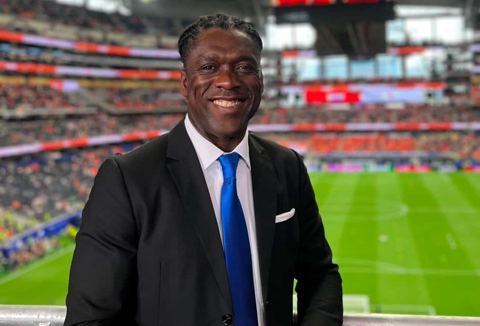 Seedorf em estádio de futebol